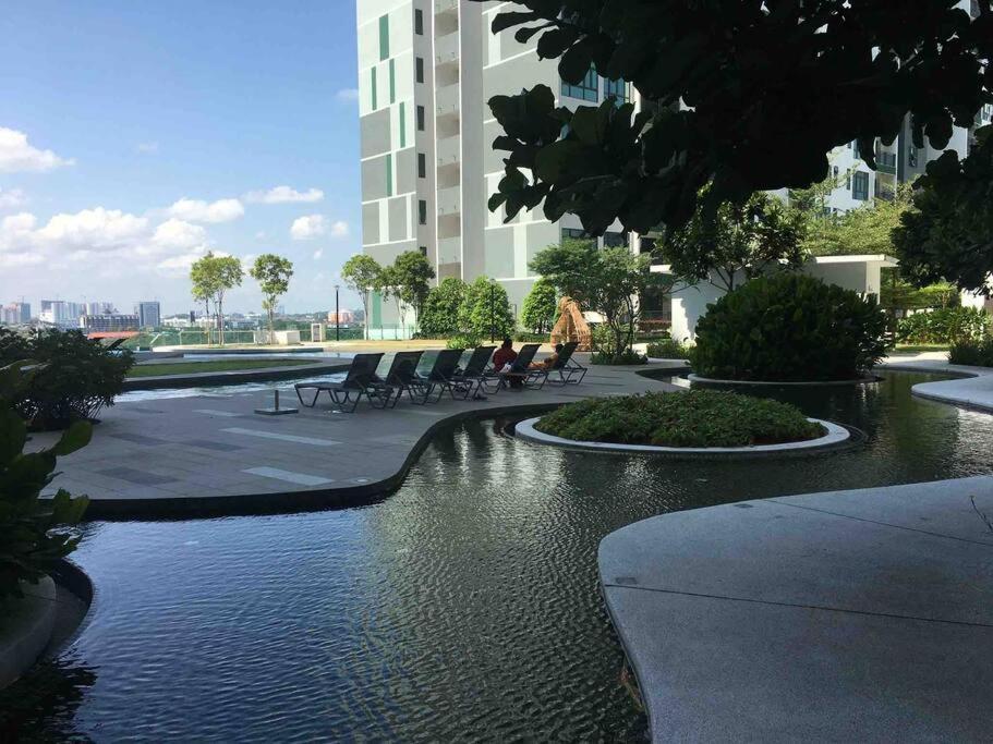 Homenest Jb City Poolview Suite By Cozy Home Джохор Бахру Екстериор снимка